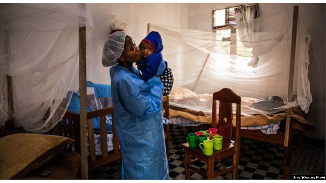 Seorang asisten perawat sedang merawat bayi di Pusat Perawatan Ebola di Butembo, 13 Agustus 2019. (Unicef)