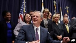 El gobernador Charlie Baker propuso retener más tiempo a ciertos inmigrantes que enfrentan deportación para que sean entregados a autoridades federales de inmigración.