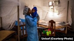 Umuforoma ariko akurikirana umwana arwaye Ebola i Butembo, itariki 13/08/2019. (Unicef)