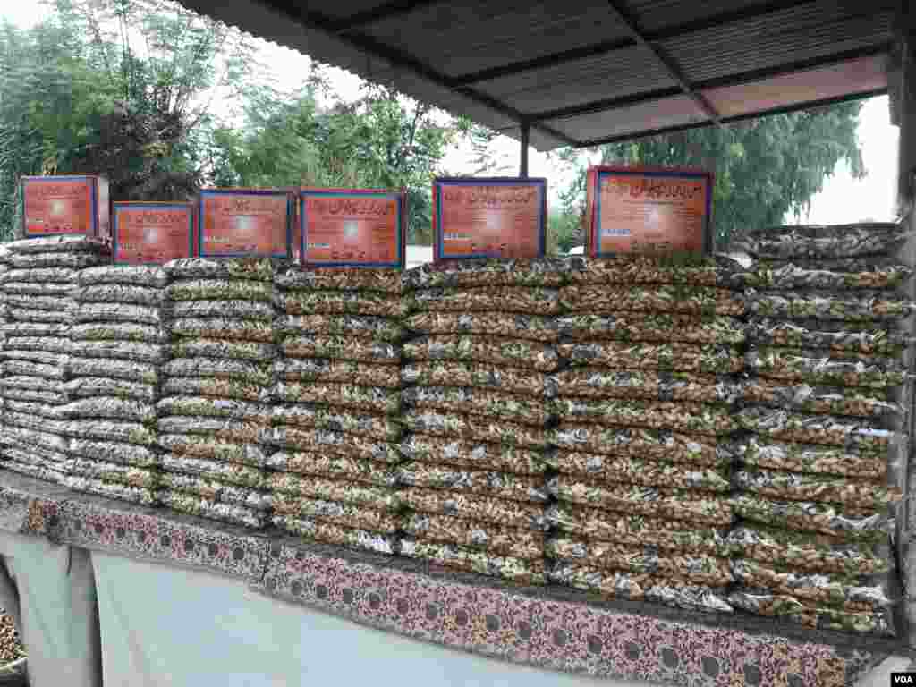 تیار مونگ پھلی کو پیکنگ کے بعد فروخت کے لیے رکھ دیا جاتا ہے