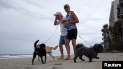 Des visiteurs sur une plage de Caroline du Sud à l'approche d'Arthur (Photo Reuters)