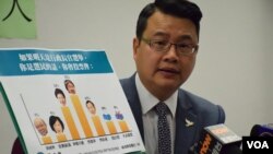 負責今次民意調查的民主黨立法會議員尹兆堅在記者會講解調查結果。(美國之音湯惠芸攝）