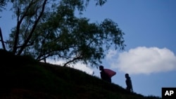 FILE – A woman and a girl arrive in Nicaragua in September 2015, after being displaced by land conflicts that continue to plague Honduran Miskitos. 