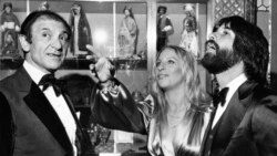 اردشیر زاهدی (چپ) همراه با باربارا استرایسند، خواننده و بازیگر آمریکایی و همراهش در سفارتخانه ایران در شهر واشنگتن، پایتخت آمریکا - اسفند سال ۱۳۵۴
