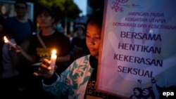 Warga Jakarta menyalakan lilin dalam aksi bersama menyerukan penghentian kekerasan seksual terhadap perempuan. (Foto: Dok)
