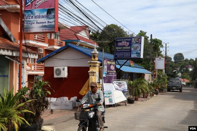 សណ្ឋាគារ​មាលីចិន្តា​នៅ​ម្តុំ​ឧតុនិយម​ ខេត្ត​ព្រះសីហនុ ដែល​ជនជាតិ​ចិន បាន​ទាក់ទង​ម្ចាស់ ដើម្បីជួល ហើយម្ចាស់កំពុង​ពិចារណាក្នុងការ​ជួល (ស៊ុន ណារិន/VOA)