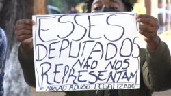 Estudantes da Universidade Eduardo Mondlane protestavam, na Praça da Independência, contra as regalias para os agentes e funcionários parlamentares