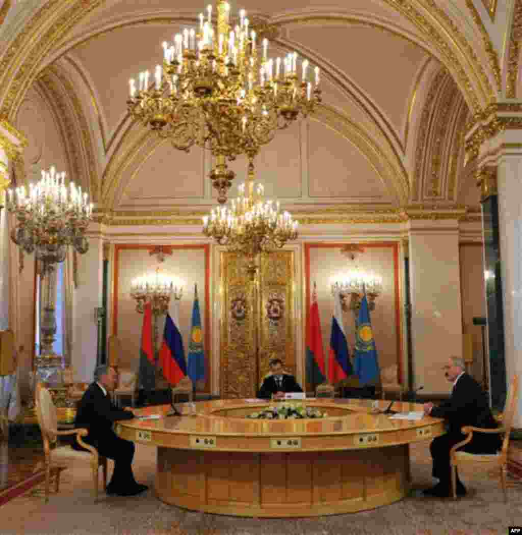 Russian President Dmitry Medvedev, center, Belarusian President Alexander Lukashenko and Kazakhstan's President Nursultan Nazarbayev, left, take part in the meeting of heads of states of the Supreme Eurasian Economic Council, in the Moscow Kremlin, Moscow