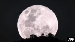 La luna sobre el monte Kadam, en Nakapiripirit, Uganda, 31-1-18, durante el fenómeno conocido como "super luna roja".