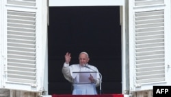 프란치스코 로마 가톨릭 교황이 4일 바티칸 성베드로 광장에서 삼종기도를 하고 있다.