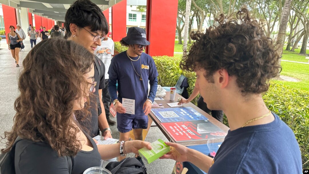 Studenti na Floridi organizovali su se da mlade glasače informišu o rekreacionoj marihuani i abortusu, april 2024. (AP Photo/Cody Jackson)
