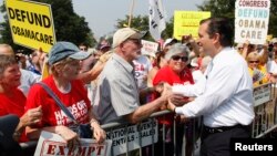 Senator Ted Cruz dari Partai Republik (kanan) menyalami para demonstran yang menentang pendanaan bagi Obamacare (10/9). 