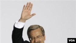 Pejabat President Bronislaw Komorowski menyalami para pendukungnya, Minggu 4 Juli 2010.