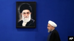 تحلیلگران:اظهارات خامنه ای انعکاس دهندۀ نظر حکومت ایران است و گفته های آقای روحانی خواست مردم آن کشور است. 