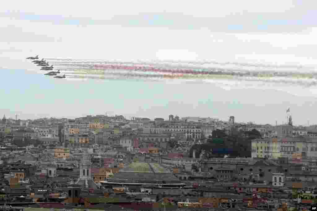 En Italia, el escuadrón acrobático Frecce Tricolori (Flechas Tricolores) de las Fuerzas Armadas Italianas vuelan sobre Roma para conmemorar el centenario del fin de la Primera Guerra Mundial.&nbsp;