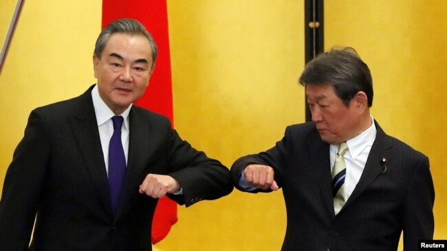 中国外长王毅在东京与日本外相茂木敏光举行会晤。（2020年11月24日）