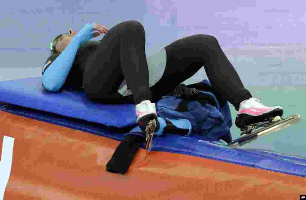 Jilleanne Rookard dari AS beristirahat setelah kompetisi speed skating 1.500 meter di Arena Pusat Seluncur Adler, 16 Februari 2014.