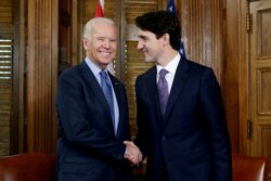 El Primer Ministro de Canadá, Justin Trudeau, saluda al entonces vicepresidente de Estados Unidos, Joe Biden, durante una reunión en Ottawa, Canadá, el 9 de diciembre de 2016. [Reuters]