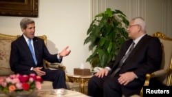 အမေရိကန်နိုင်ငံခြားရေးဝန်ကြီး John Kerry- အီဂျစ်ကြားဖြတ် အစိုးရသမ္မတ Adli Mansour နှင့် ကိုင်ရိုမြို့မှာ တွေ့ဆုံစဉ်။ (နိုဝင်ဘာ ၃၊ ၂၀၁၃)