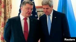 美国国务卿克里（右）与乌克兰总统波罗申科在慕尼黑安全会议上交谈。（2016年2月13日）