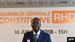 Le président ivoirien Ouattara et le nouveau président du RHDP prent la parole, à Abidjan, le 16 juillet 2018.