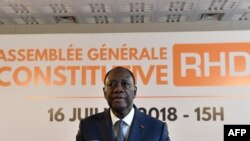 Le président ivoirien Ouattara et le nouveau président du RHDP prent la parole, à Abidjan, le 16 juillet 2018.