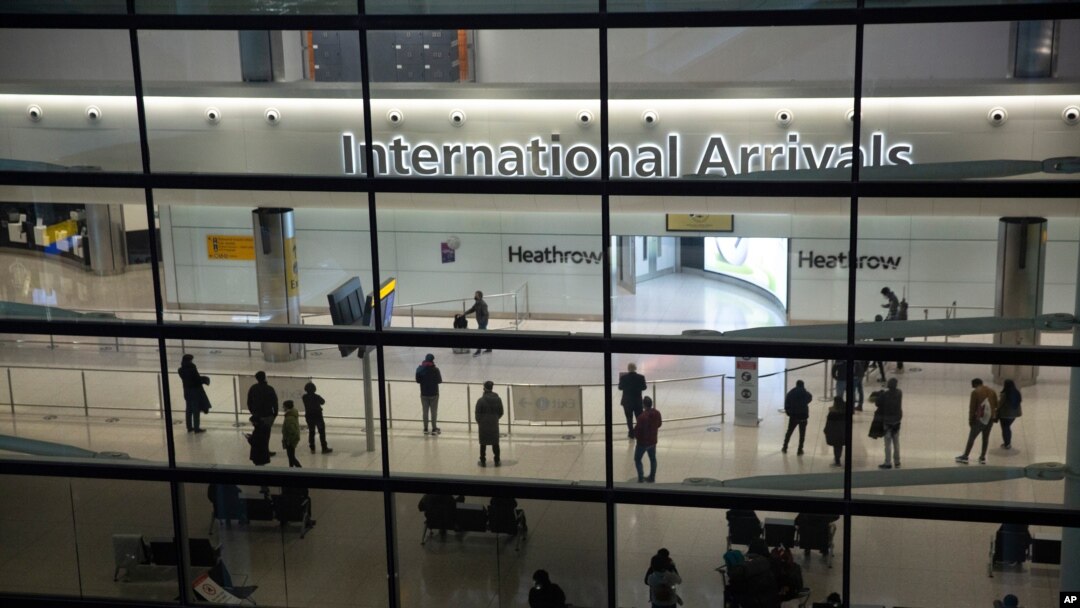Personas en el área de llegadas del aeropuerto de Heathrow en Londres, el martes, 26 de enero de 2021.