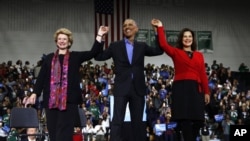 La senadora Debbie Stabenow, izquierda, el expresidente Barack Obama, centro y Gretchen Whitmer, derecha, durante un rally en Detroit. Octubre 26, 2018.