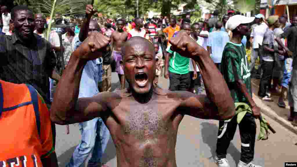 Um homem festeja vitorioso após o anúncio de que o Presidente Pierre Nkurunziza vai deixar o poder. Burundi, Bujumbura, Maio 13, 2015