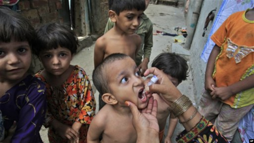Petugas Kesehatan Pakistan memberikan vaksinasi polio untuk anak-anak di Lahore, Pakistan (foto: dok). Kawanan bersenjata membunuh seorang polisi yang mengawal tim kesehatan. 