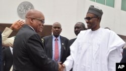 Jacob Zuma est accueilli par Muhammadu Buhari à Abuja, Nigeria, le 8 mars 2016. (AP Photo)