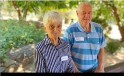 Jeannie (kiri) dan Dick Adey di Dementia Cafe, Noosa, Australia. (Facebook/noosacaresdementiacafe)
