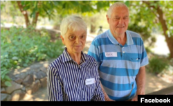 Jeannie (kiri) dan Dick Adey di Dementia Cafe, Noosa, Australia. (Facebook/noosacaresdementiacafe)