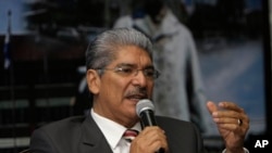 El político salvadoreño, Norman Quijano, cuando fungía como alcalde de la ciudad de San Salvador en El Salvador, el 21 de febrero de 2012. 