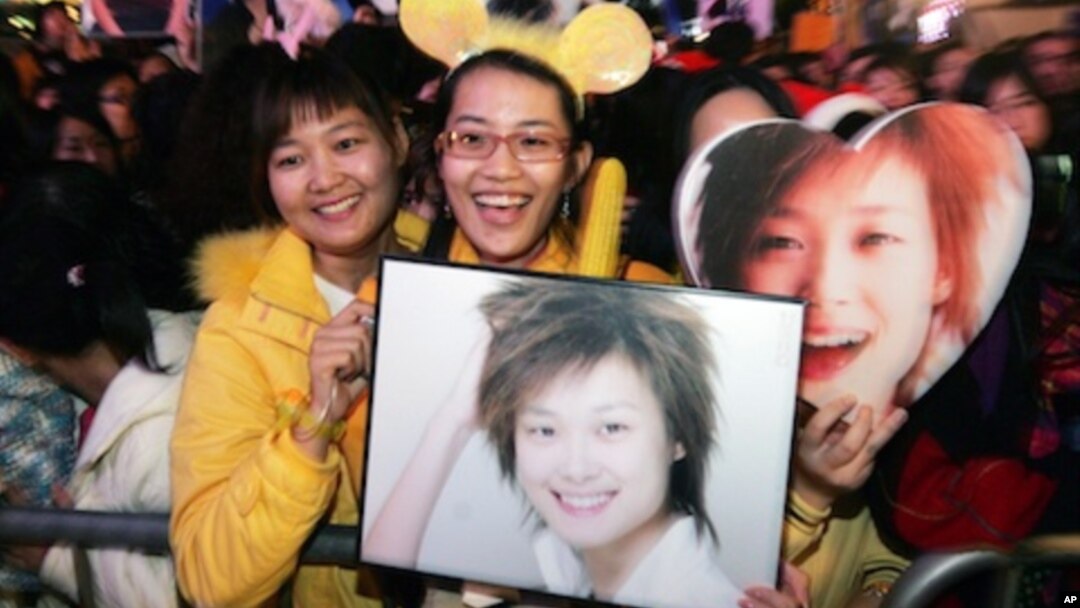 Para penggemar penyanyi China, Li Yu-chun, pemenang kontes bakat televisi Super Girl's Voice 2005, dalam sebuah acara di Hong Kong. (Foto: Dok)