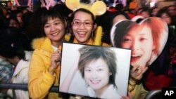 Para penggemar penyanyi China, Li Yu-chun, pemenang kontes bakat televisi Super Girl's Voice 2005, dalam sebuah acara di Hong Kong. (Foto: Dok)