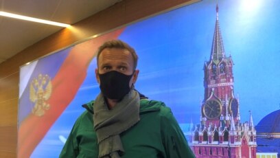 Ông Alexei Navalny trả lời báo chí sau khi tới sân bay Sheremetyevo ở Moscow hôm 17/1.