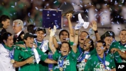 Members of the Mexico team celebrate a 4-2 win against the United States in the CONCACAF Gold Cup soccer final at the Rose Bowl in Pasadena, California, June 25, 2011