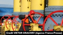 야말-유럽 가스관의 벨라루스 민스크 인근 구간 근무자가 시설을 관리하고 있다. (자료사진)