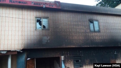 Le siège du PNP incendié à Lomé, Togo, le 17 octobre 2017. (VOA/Kayi Lawson)