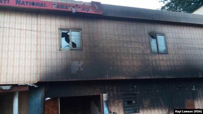 Le siège du PNP incendié à Lomé, Togo, le 17 octobre 2017. (VOA/Kayi Lawson)
