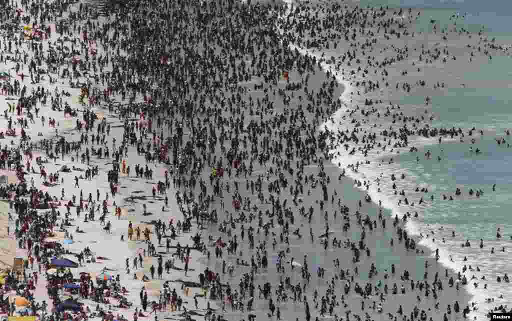 Thousands of people flock to celebrate New Year&#39;s Day on Cape Town&#39;s Muizenberg beach, South Afrcia.