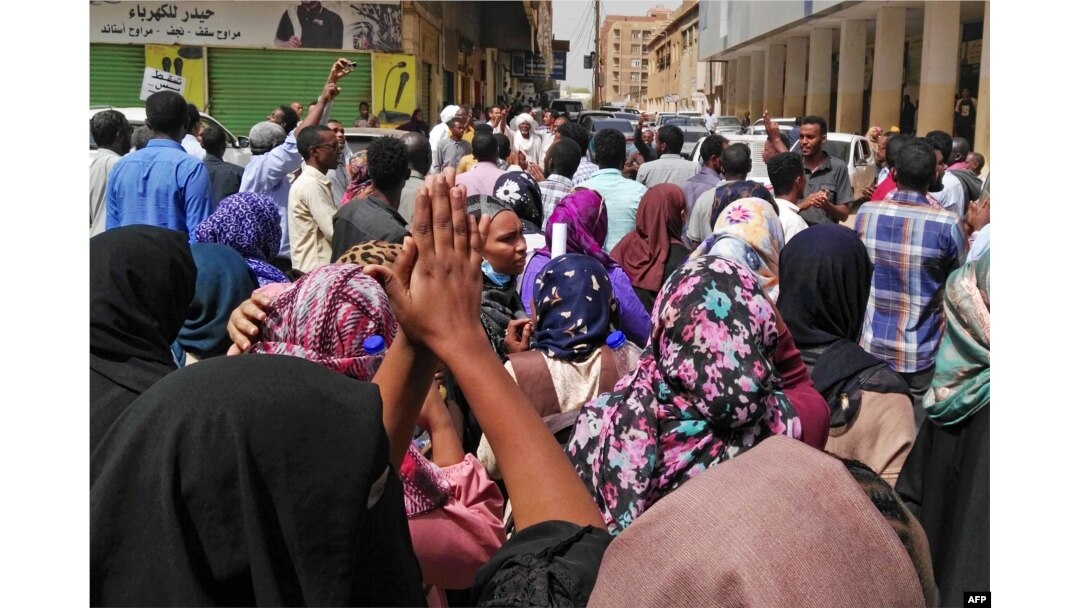 Para pengunjuk rasa Sudan berpartisipasi dalam demonstrasi anti-pemerintah di Khartoum, 14 Februari 2019.