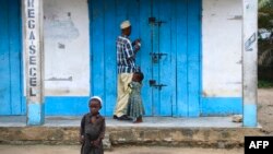 Un commerçant ferme sa boutique à Mocimboa da Praia, au Mozambique le 7 mars 2018. 