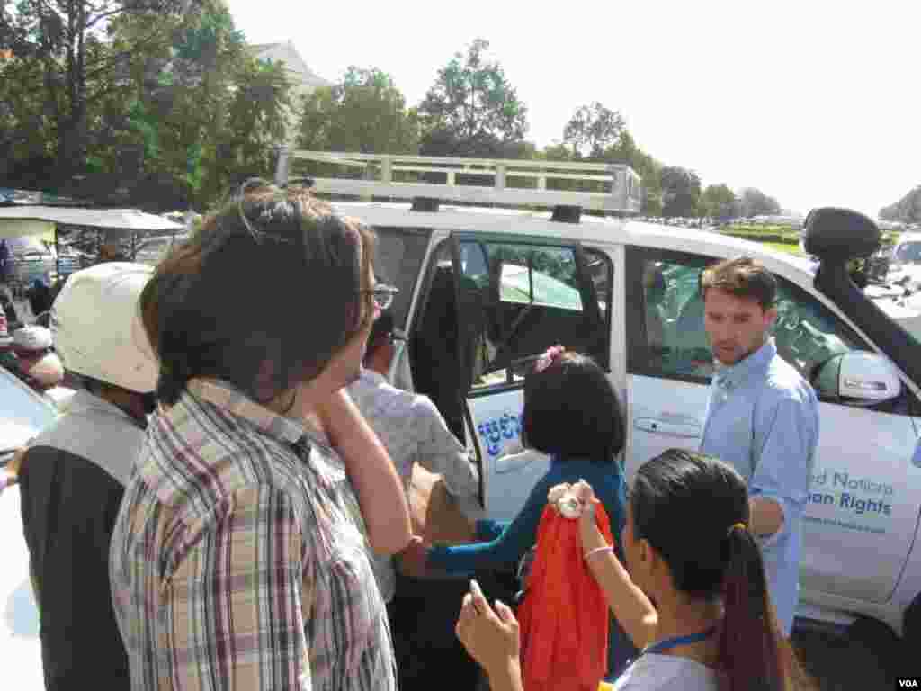 A security guard, severely beaten by angry protesters, is being taken away in a UN car for treatment,&nbsp;Phnom Penh, Cambodia, July 15, 2014. (Khoun Theara/VOA)