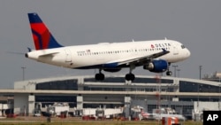 Un avión de Delta Airlines se aproxima al Aeropuerto Internacional Dallas-Fort Worth en Grapevine, Texas, en esta fotografía de archivo del lunes 24 de junio de 2019.