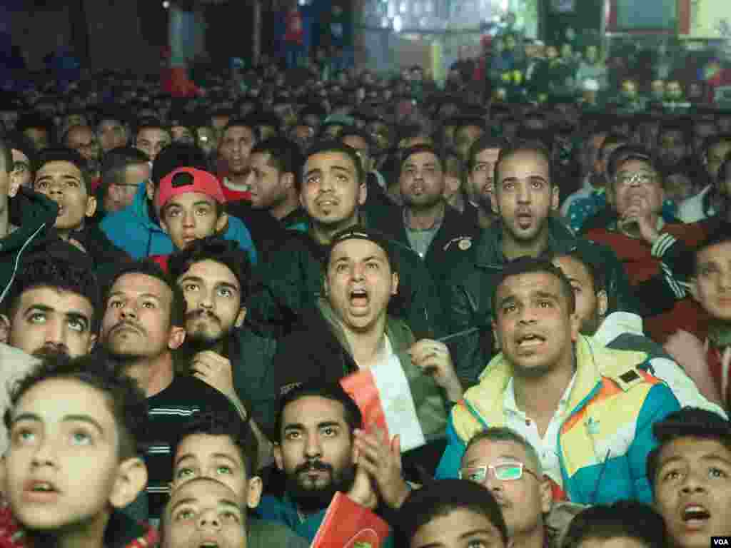 Egyptian soccer fans in Shubra district, Cairo, feel upset after Cameroon defeated Egypt in the African Nations Cup final in Gabon, Sunday, Feb 5, 2017. (H. Elrasam/VOA)