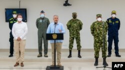 이반 두케(가운데) 콜롬비아 대통령이 3일 아라우카주 무장 충돌에 관한 안보회의를 마무리하며 입장을 밝히고 있다.