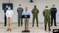 Colombian President Ivan Duque, center, speaks at a security council meeting requesting reinforcement in Arauca, the border with Venezuela, after clashes between ELN and FARC dissidents left 16 dead in Cartagena, Colombia, on Jan. 3, 2022. (Photo by Colombian Presidency / AFP)