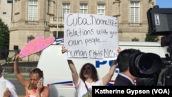 Protestors outside Cuban Embassy in Washington, D.C. before the official opening, July 20, 2015. (Photo: Katherine Gypson / VOA)